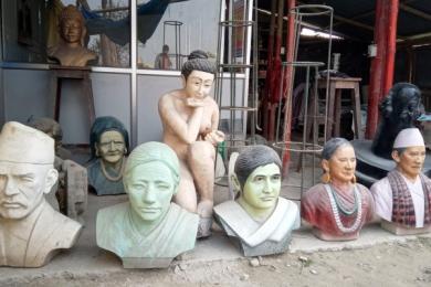 ढुङ्गाको मूर्ति बिक्री गरेर जीविका चलाउँदै ७३ वर्षीय विष्ट